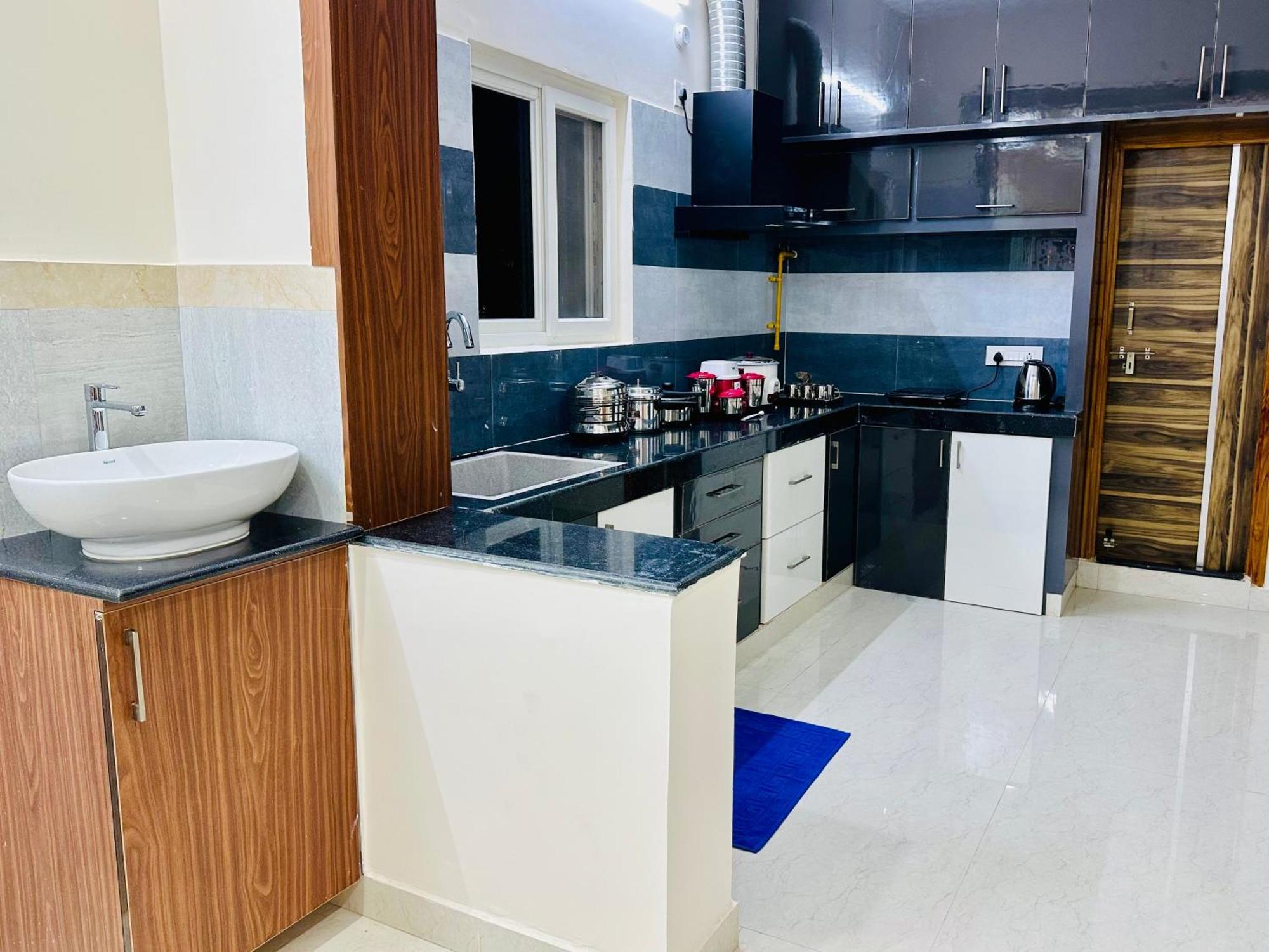Truelife - 3Bhk Family Suites - Ps4 Pure Veg Restaurant On The Way To Balaji Temple - 2500 Sft Large Signature Apartment - Modular Kitchen - Super Fast Wifi, Smart Tv, 250 Jio Channels - Parking - Easy Access To All Temples - Top Service With Lots Of ティルパティ エクステリア 写真